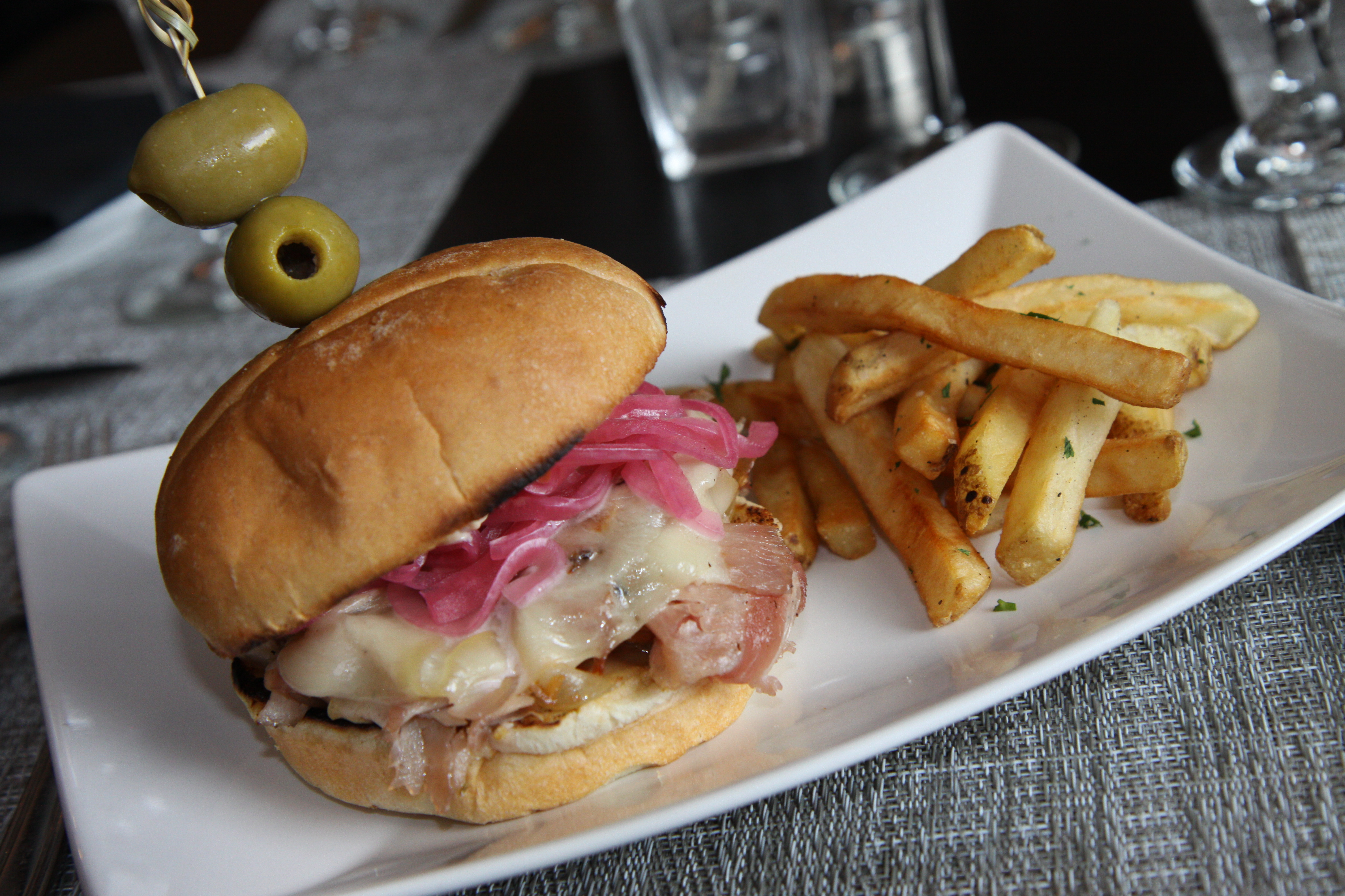 Kids 2 Cheesburger Sliders / Fries